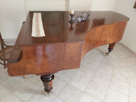 Klavir v Kosovelovi domačiji, arhiv Kosovelove knjižnice Sežana